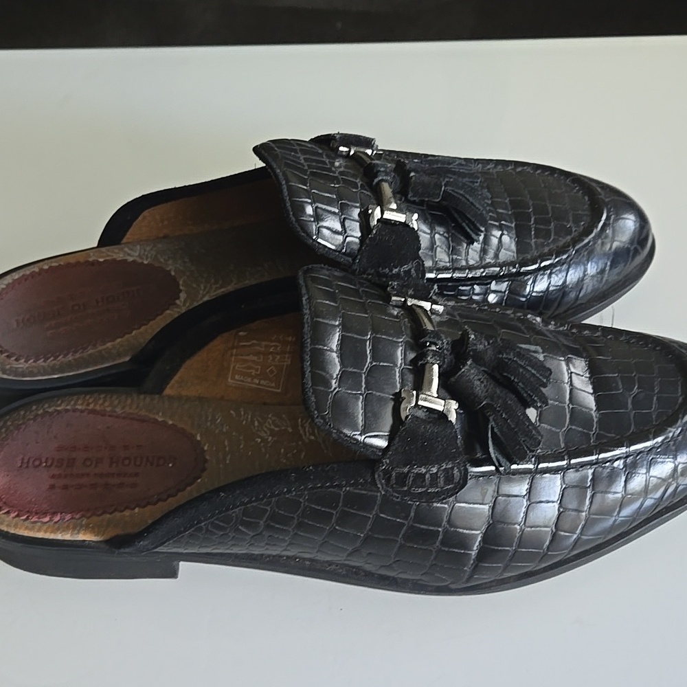 Men's Black Croc-Embossed Tassel Slip-On Loafers - Picture 3 of 6